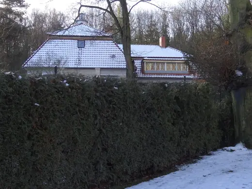 Photo 2: Exterior