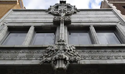 Photo 1: Exterior