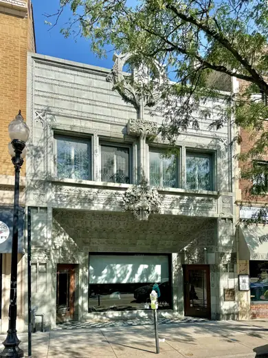 Photo 3: Exterior