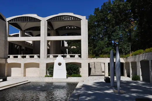 Photo 4: Exterior