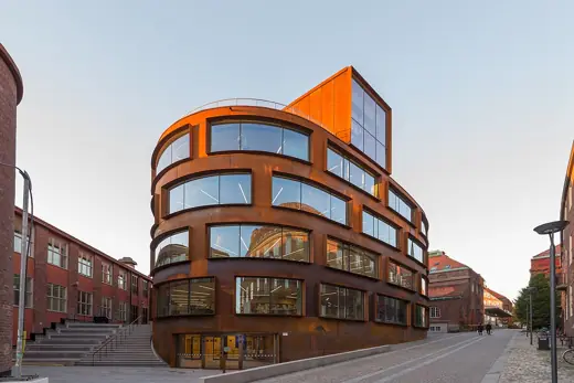 Photo 2: Exterior