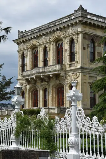Photo 2: Exterior