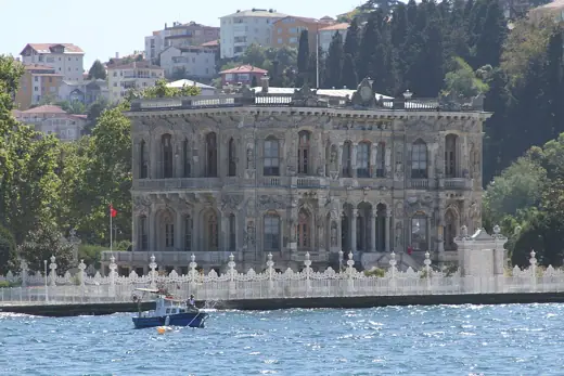 Photo 1: Exterior