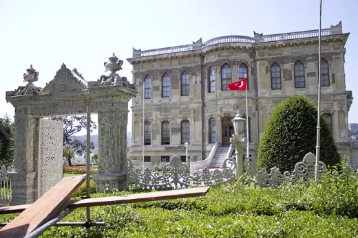 Photo 3: Exterior