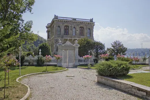 Photo 4: Exterior