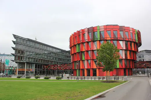 Photo 1: Exterior