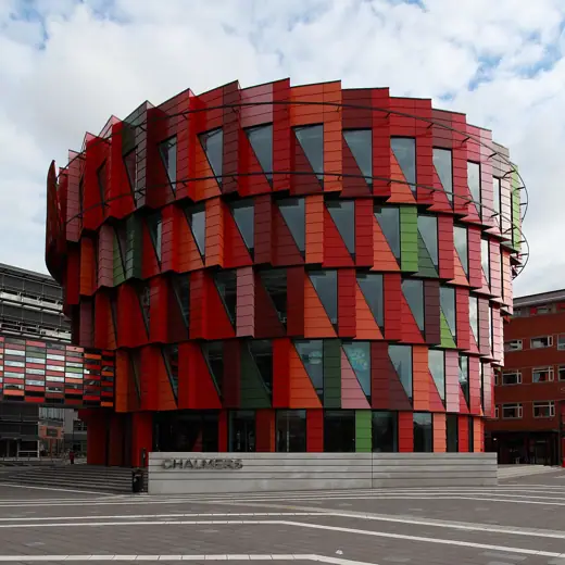 Photo 2: Exterior