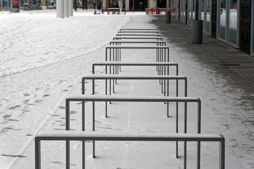 Photo 4: Exterior · Fahrradständer vor Kulturpalast Dresden mit Schnee