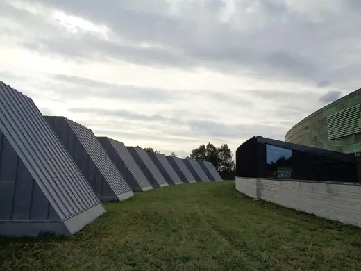 Photo 4: Exterior · Kumu (museum)