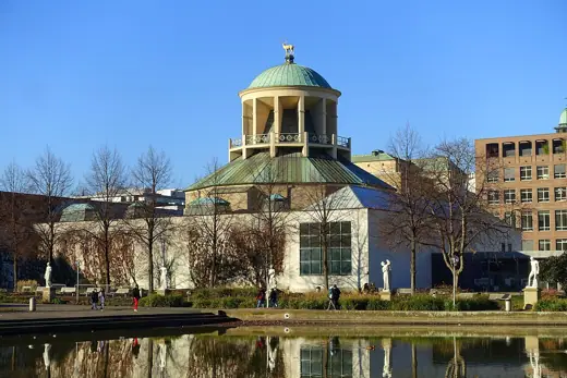 Photo 4: Exterior