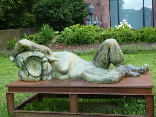 Photo 7: Detail · Skulptur "Frau" 1999/2000 von Thomas Schütte im Skulpturenpark der Kunsthalle Bielefeld