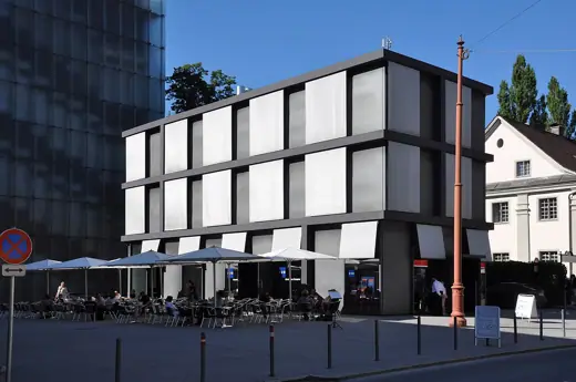 Photo 4: Exterior · Bregenz, Nebengebäude (Café, Shop) des Kunsthauses Bregenz am Kornmarkt