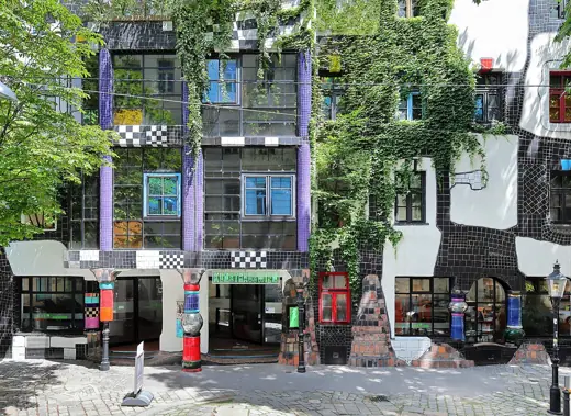 Photo 4: Exterior
