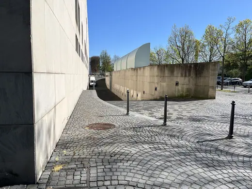 Photo 4: Exterior · Kunstmuseum Bonn Rückseite, Lieferanteneingang
