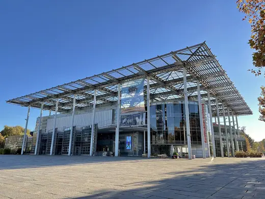 Photo 1: Exterior