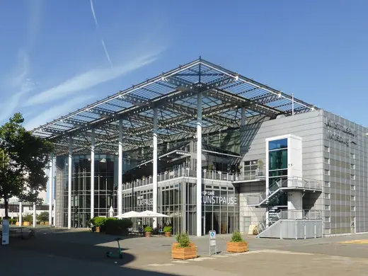 Photo 2: Exterior