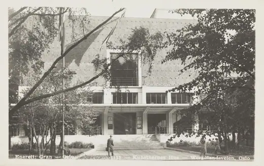 Photo 2: Exterior