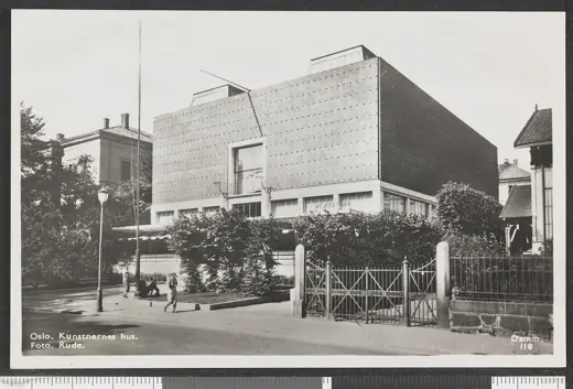 Photo 3: Exterior