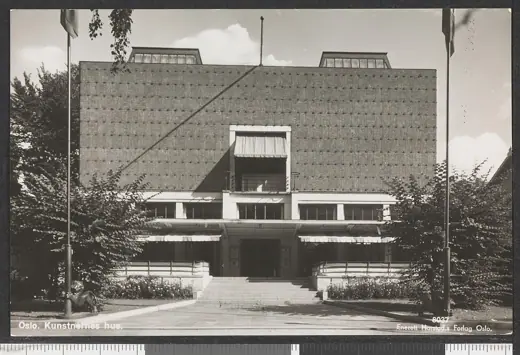 Photo 4: Exterior