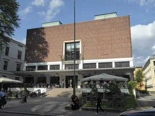 Photo 1: Exterior