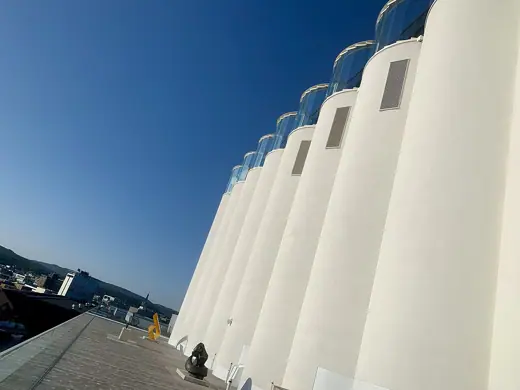 Photo 2: Exterior