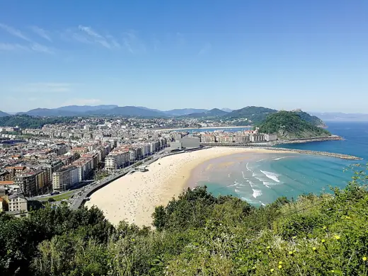 Photo 4: Exterior · En primer plano: Gros, playa Zurriola, el Kursaal, el monte Urgull