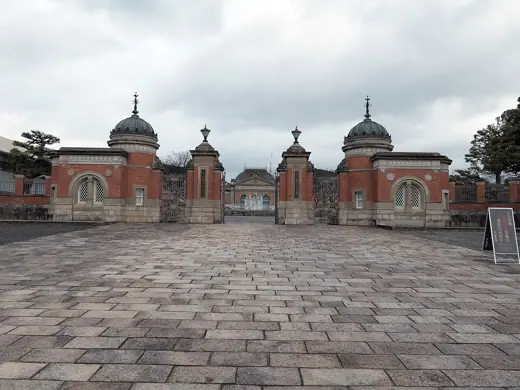 Photo 4: Exterior