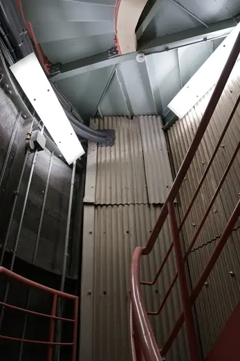 Photo 5: Interior