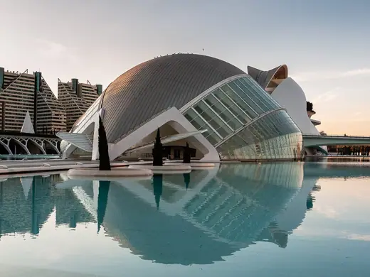 Photo 3: Exterior · L'Hemisfèric in der Ciudad de las Artes y las Ciencias in Valencia