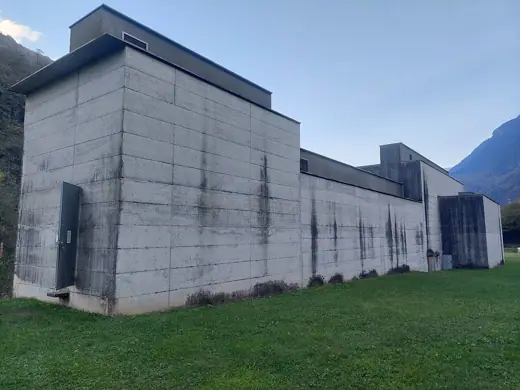 Photo 4: Exterior