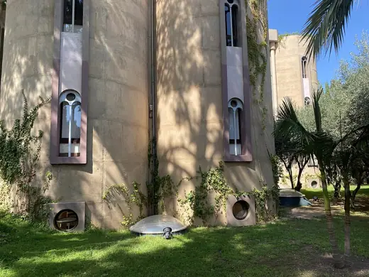Photo 2: Exterior