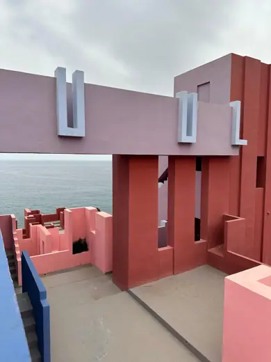 Photo 4: Exterior · Muralla Roja (Calpe), bâtiment construit par Ricardo Bofill