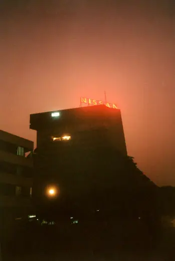 Photo 2: Exterior · La pyramide d'Abidjan pendant l'Harmattan en 1992