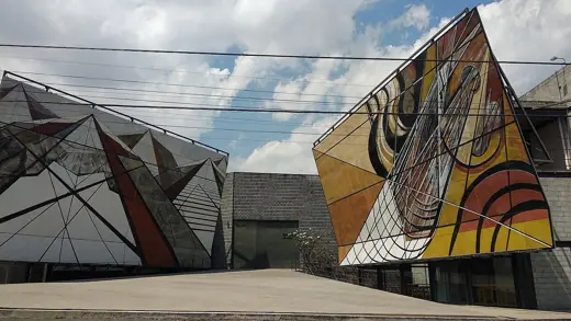Photo 2: Exterior · Fachada de La Tallera con murales de David Alfaro Siqueiros