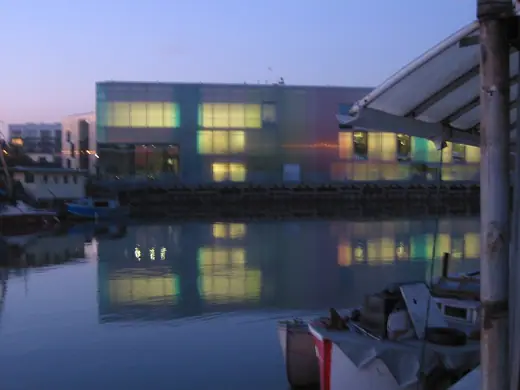 Photo 4: Exterior