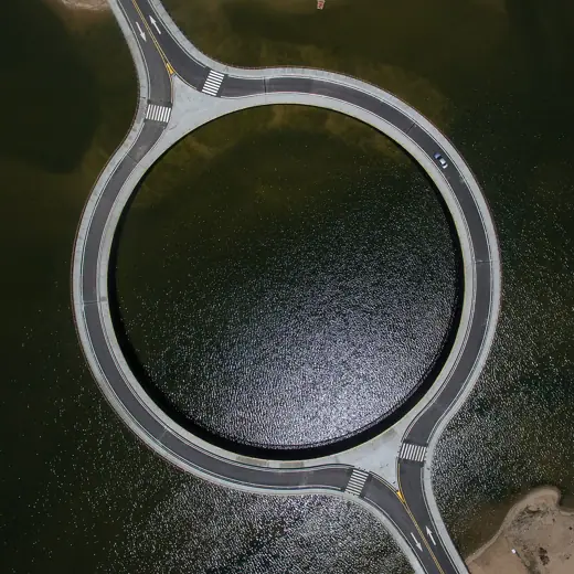 Photo 1: Context · Foto aérea del nuevo puente circular de la laguna Garzón
