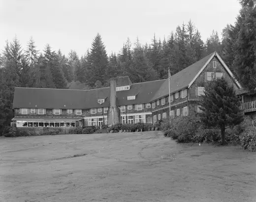 Photo 3: Exterior