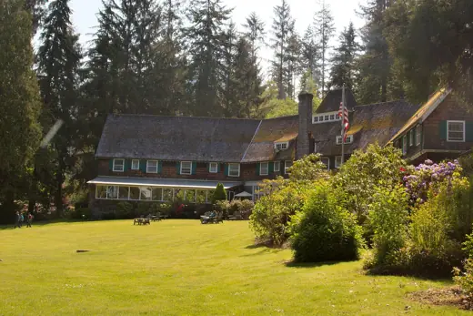 Photo 4: Exterior