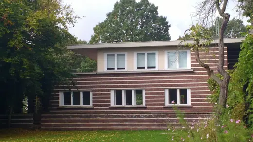 Photo 1: Exterior