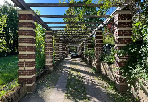 Photo 3: Exterior