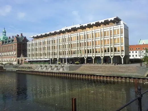 Photo 1: Exterior