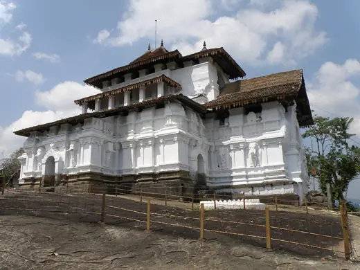 Photo 1: Exterior
