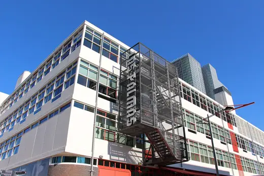 Photo 3: Exterior