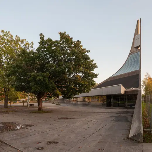 Photo 1: Exterior