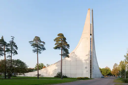 Photo 2: Exterior