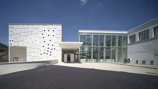 Photo 1: Exterior