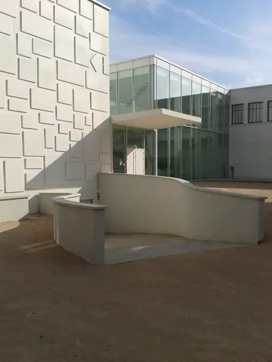 Photo 2: Exterior