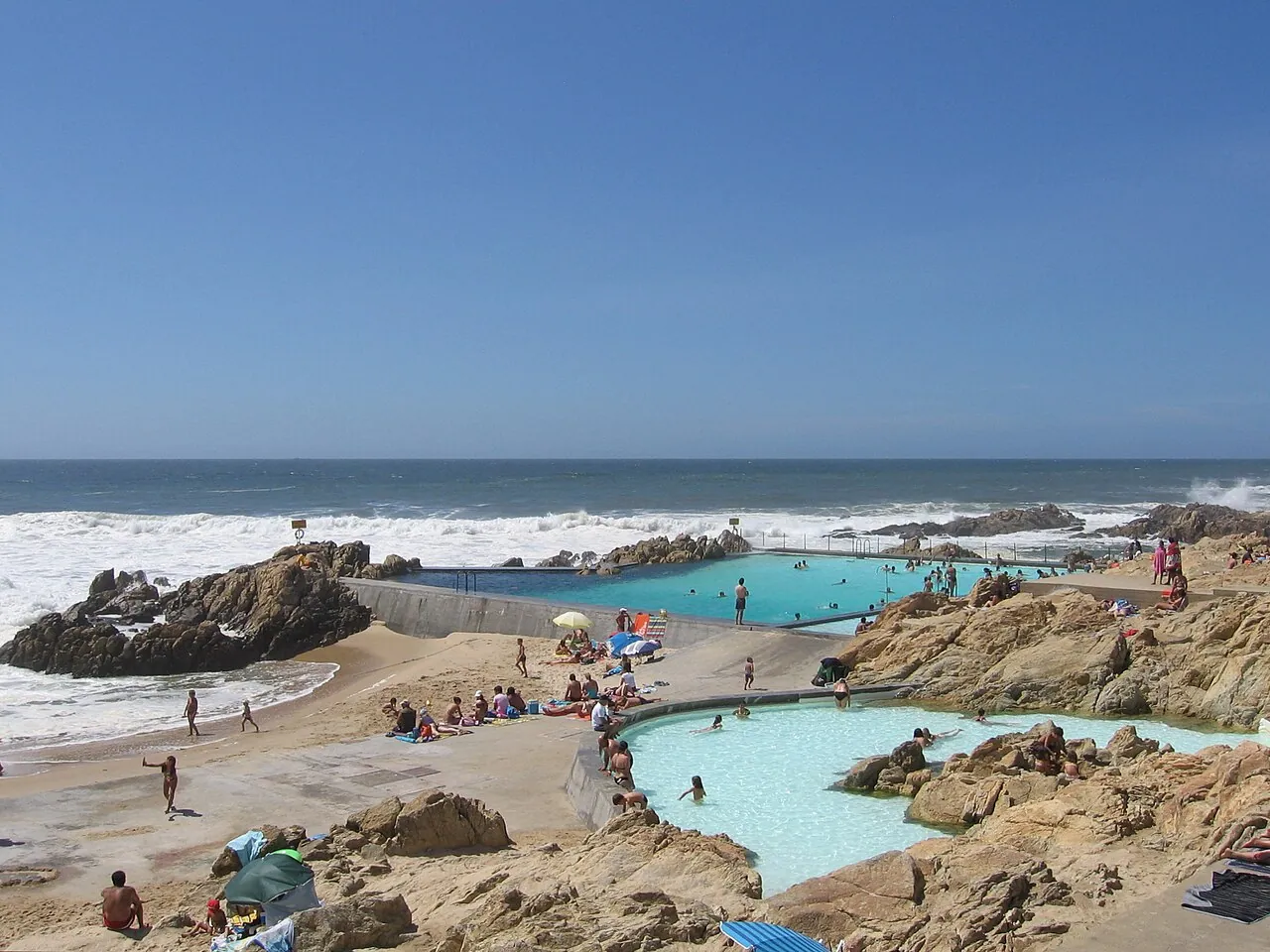 Leça Swimming Pools: Exterior · The two swimming pools on the beach at Leça da Palmeira