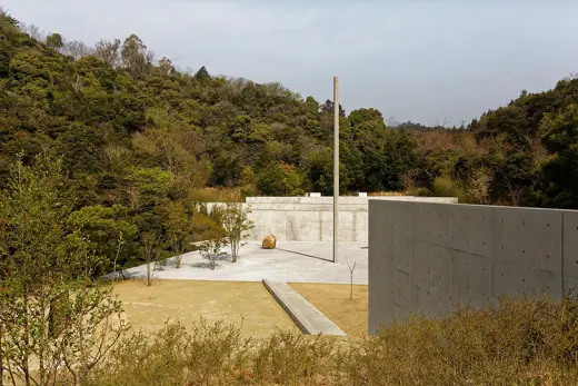 Photo 2: Exterior