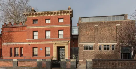 Photo 1: Exterior